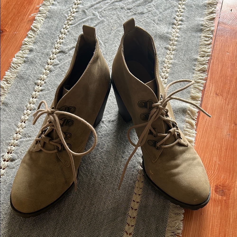 Women's Tan Lace-Up Ankle Boots
